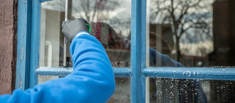 Arbeiter putzt Fenster